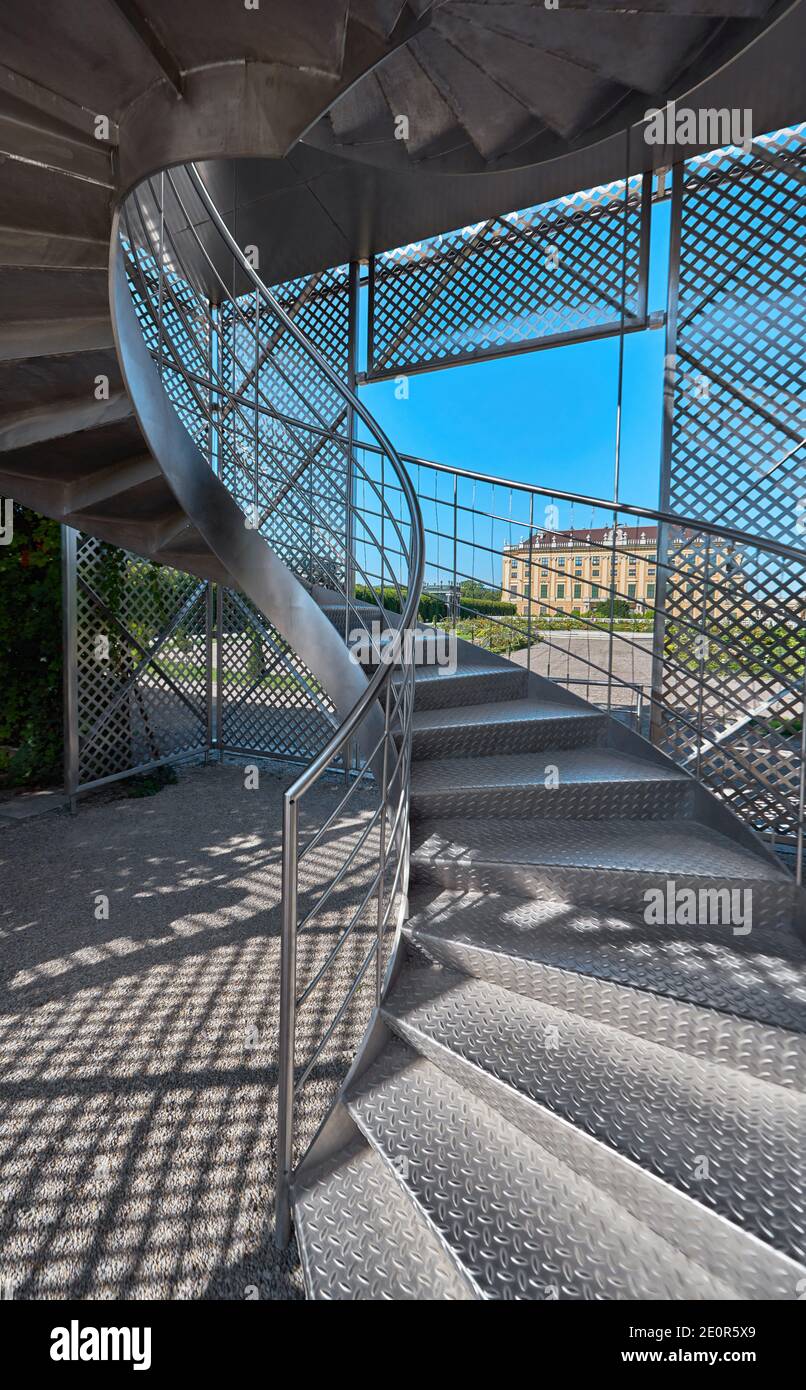 Escaleras en el parque del Palacio de Schoenbrunn. Viena, Austria Foto de stock