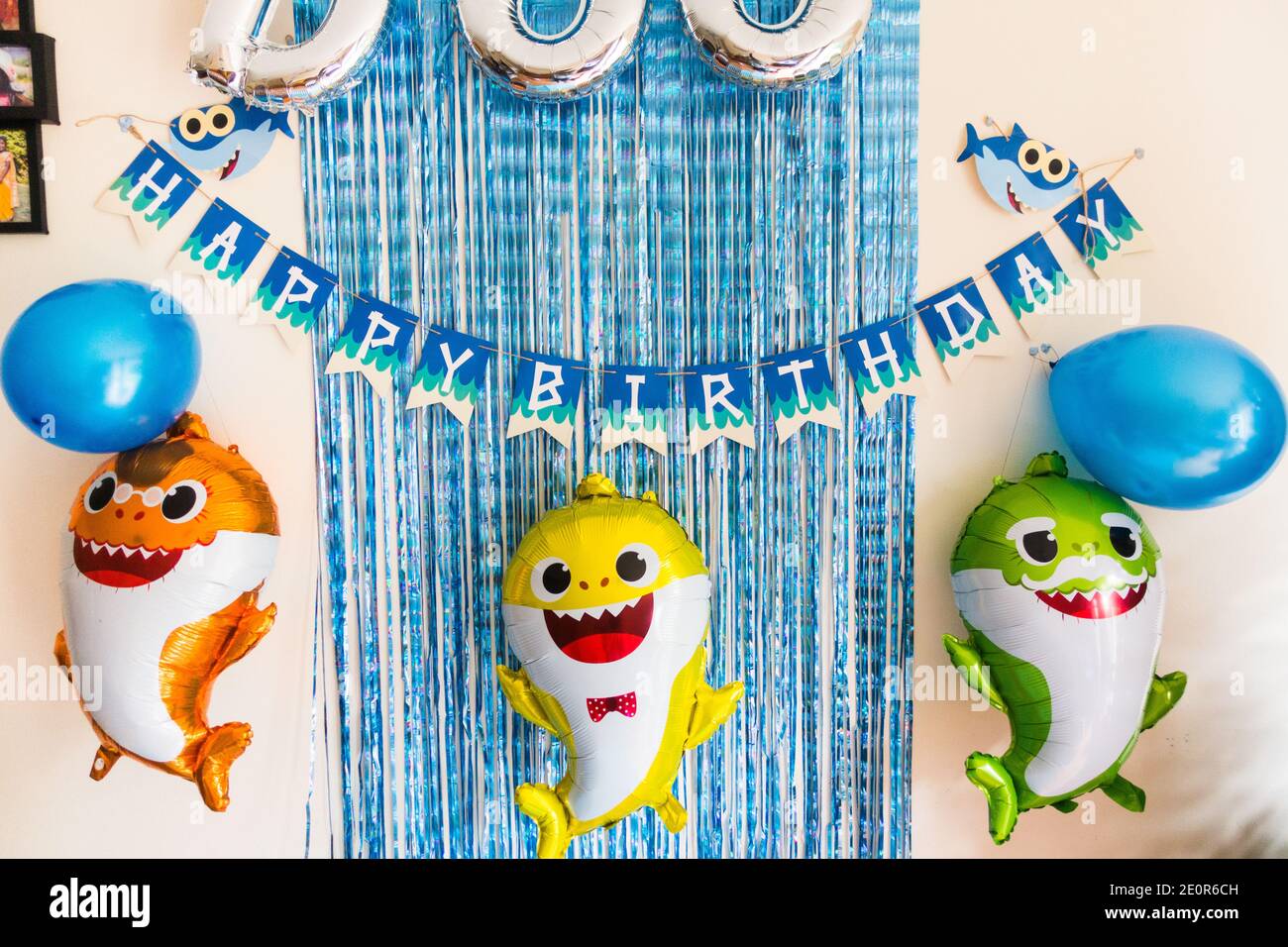 Conceder Benigno mayor Niños niño tiburón tema cumpleaños decoración celebración Fotografía de  stock - Alamy