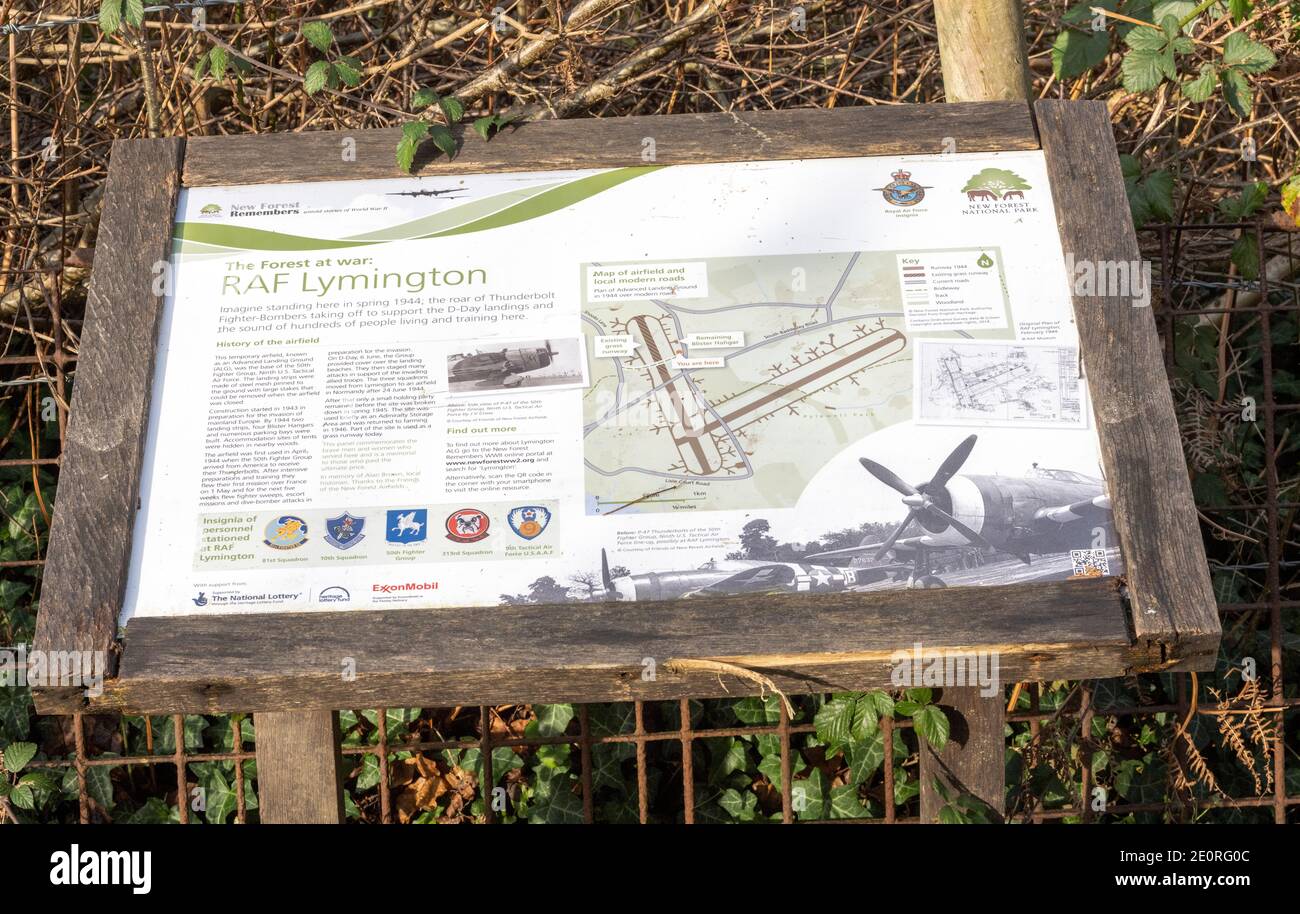 Tablero de información turística y visitante en el sitio del antiguo aeródromo de Lymington, Lymington, New Forest, Hampshire, Inglaterra, Reino Unido. Foto de stock
