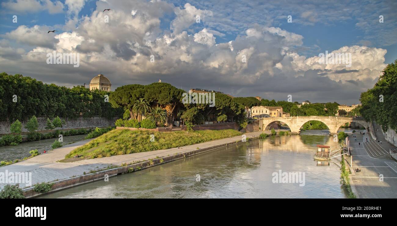 Vista panorámica de la isla Tiber (Isola Tiberina) y de los Pons Fabricius o Ponte dei Quattro Capi en Roma, Italia Foto de stock