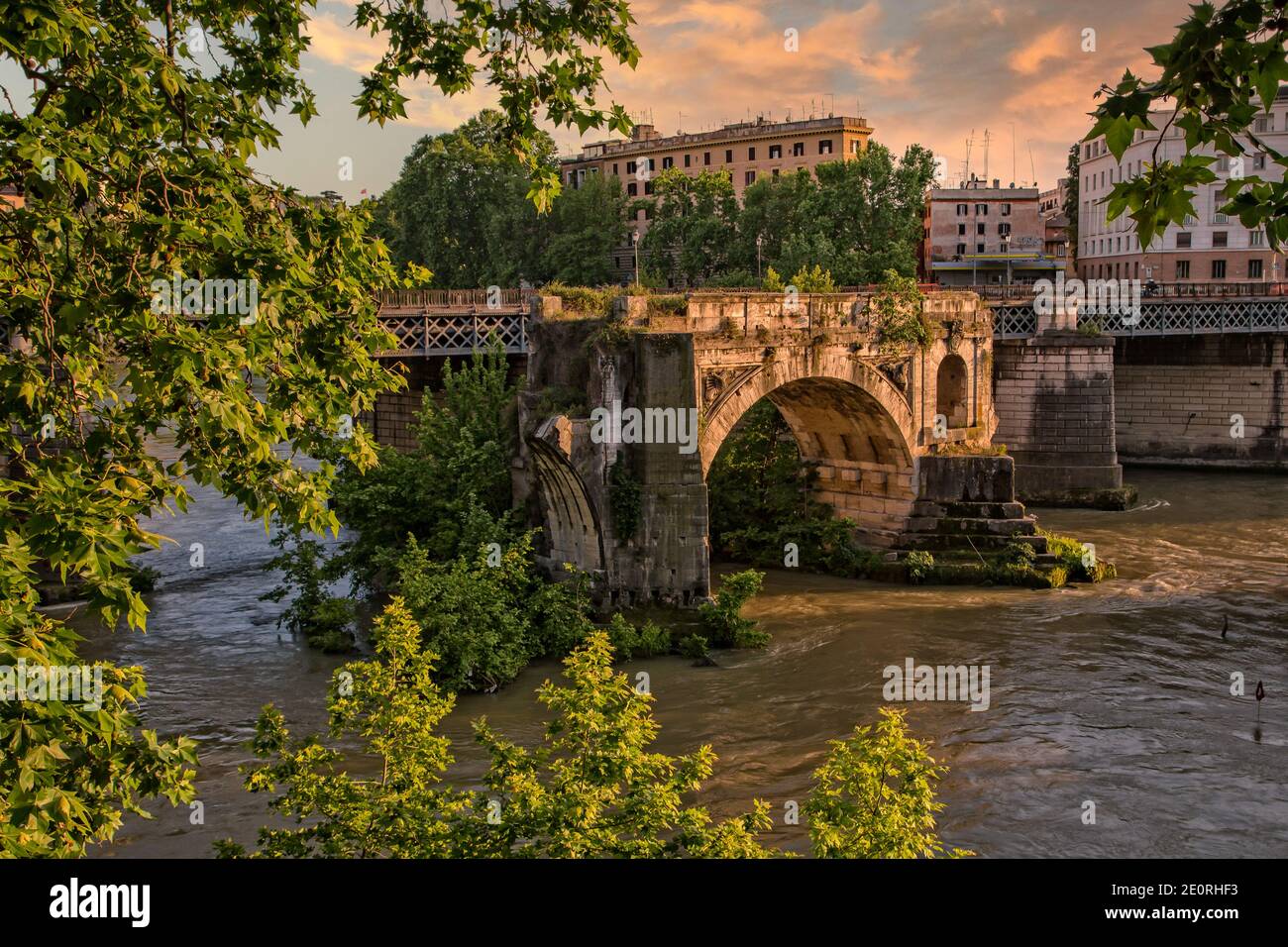 Los restos de Pons Aemilio o Ponte Rotto, es el puente de piedra romana más antiguo de Roma, Italia Foto de stock