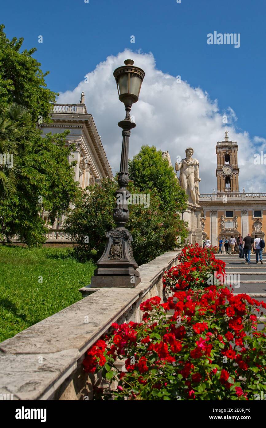 Pasos Cordonata que conducen a la Piazza del Campidoglio en la cima de la colina Capitolina, Roma, Italia Foto de stock