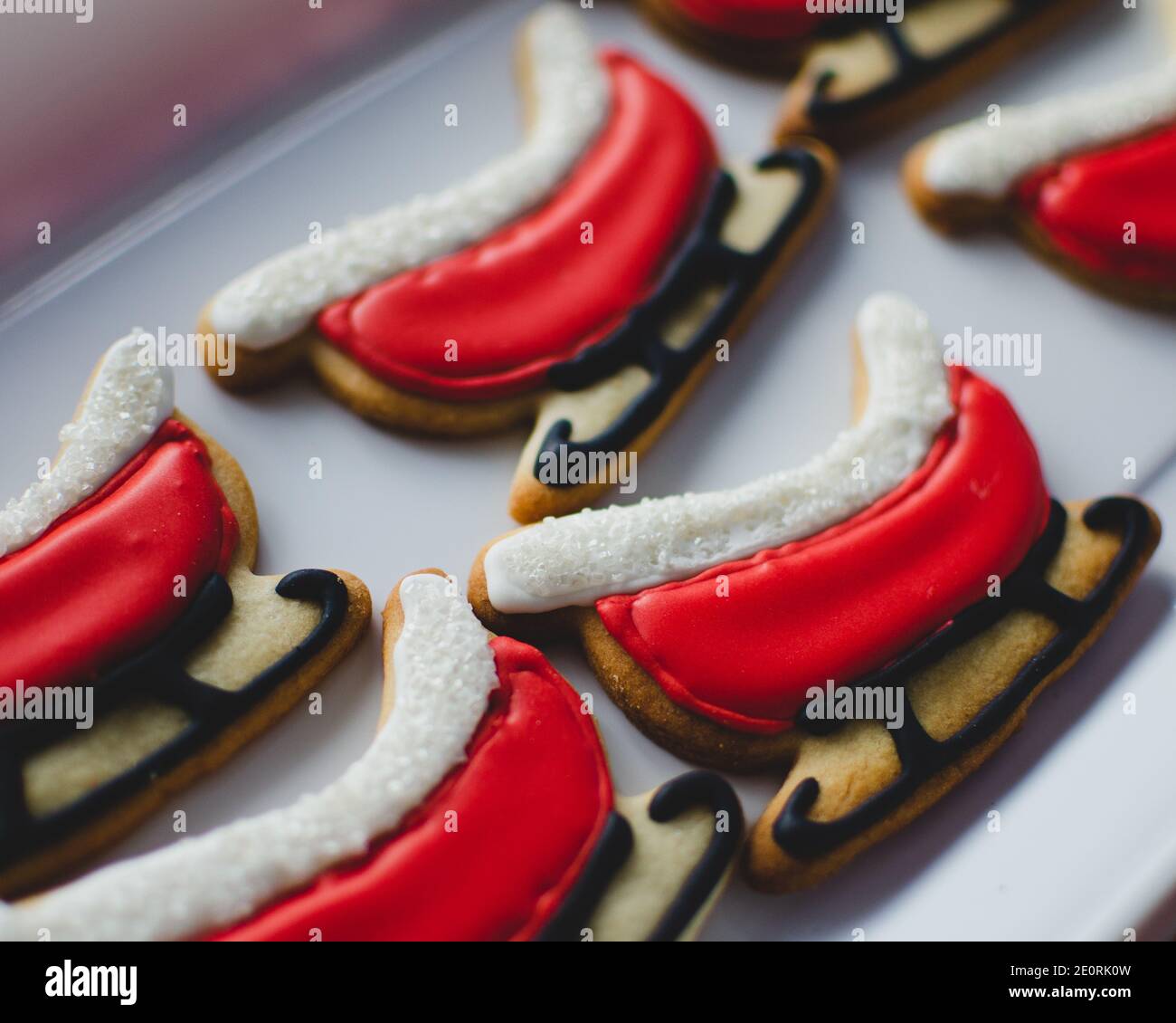 Galleta de Navidad de color rojo brillante en forma de trineo de Santa Foto de stock