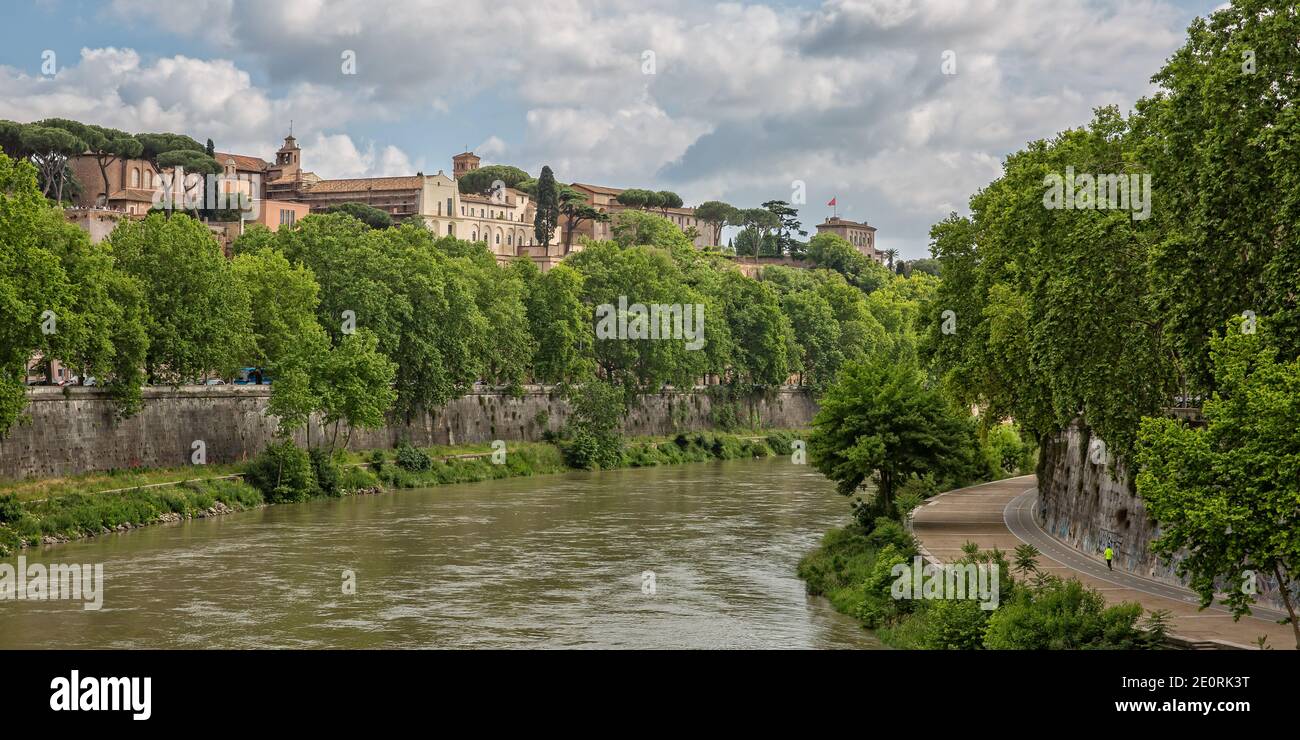 Vista panorámica del río Tíber y del Monte Aventino desde el Puente Palatino, Roma, Italia Foto de stock