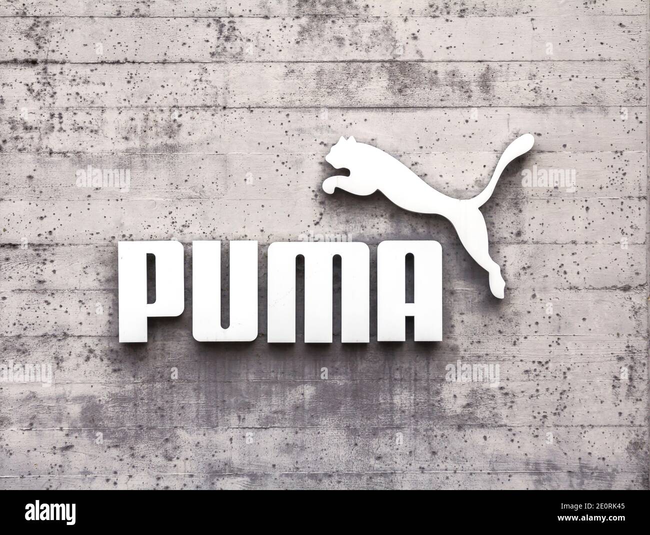 Logo Puma en una fachada. Puma es una importante multinacional alemana que produce calzado deportivo, informal, deportiva, con en Baviera Fotografía de stock -