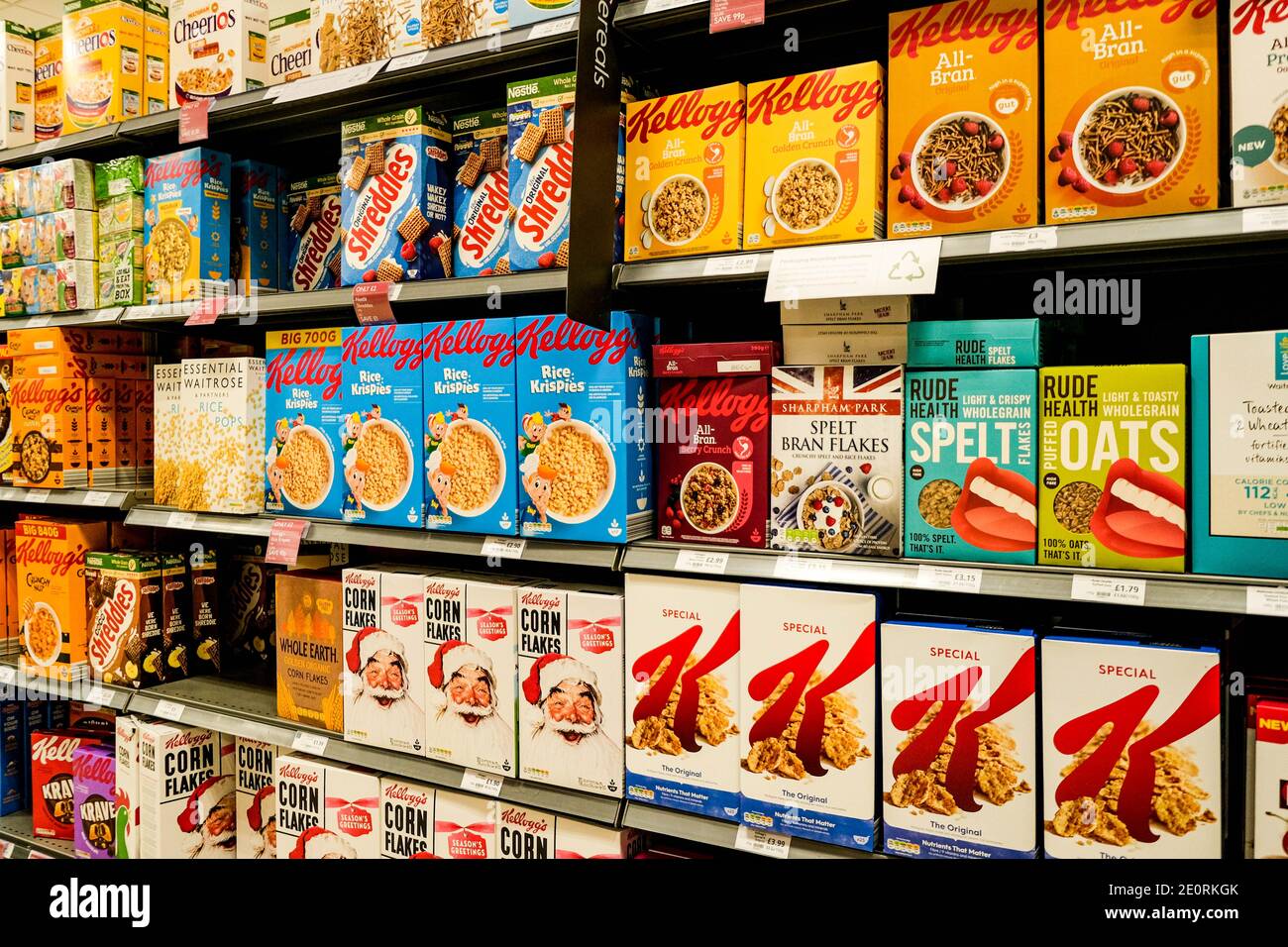 Londres, Reino Unido, enero de 02 2021, Colorful Boxes o cartones de cereales de desayuno saludable en Supermarket Shelving Foto de stock