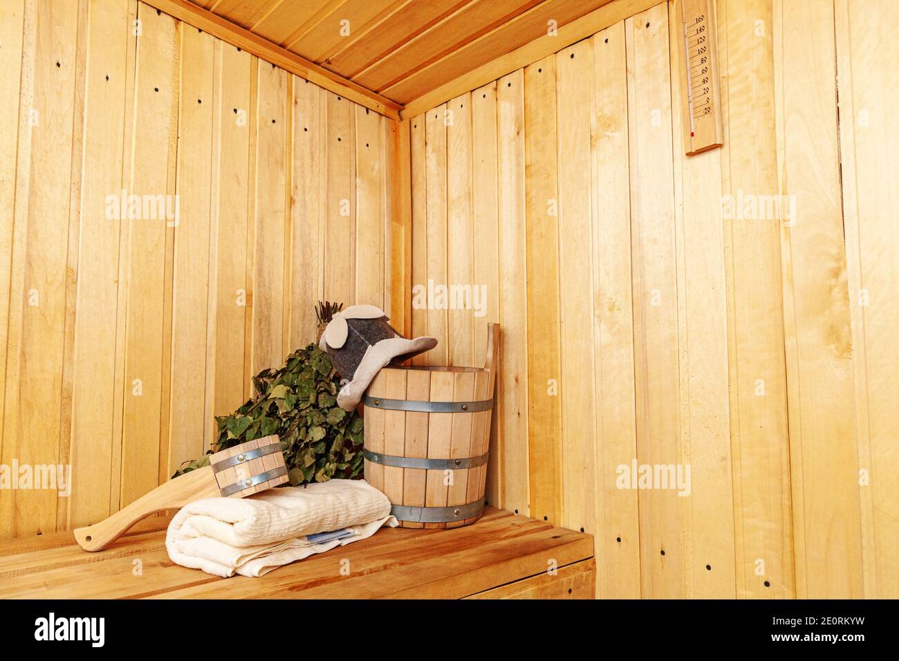 detalles interiores sauna finlandesa sala de vapor con accesorios de sauna  tradicional toalla de sombrero de
