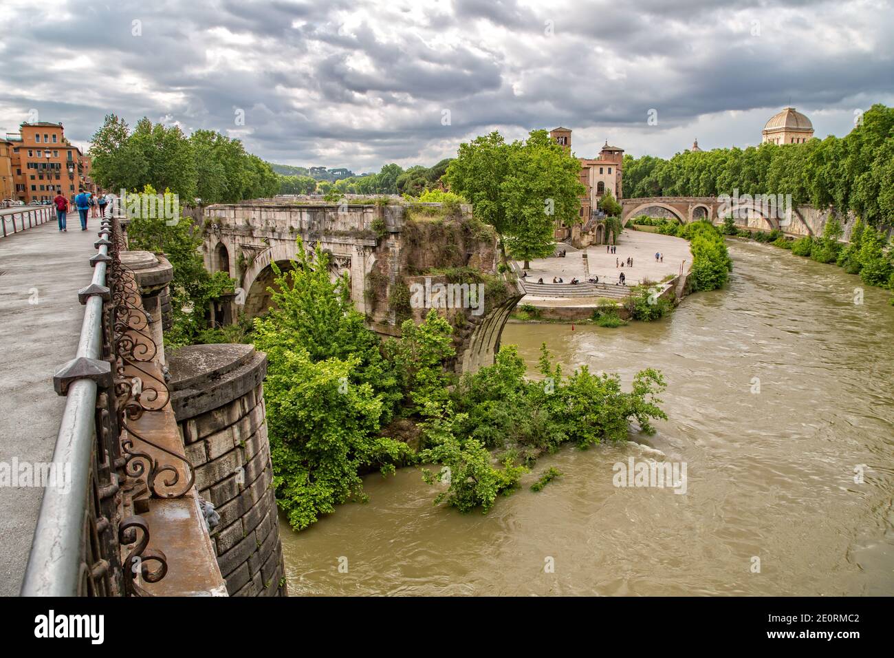 Vista del antiguo Ponte Rotto o Pons Aemilius con Isola Tiberina -Tiber isla en el fondo, Roma, Italia Foto de stock