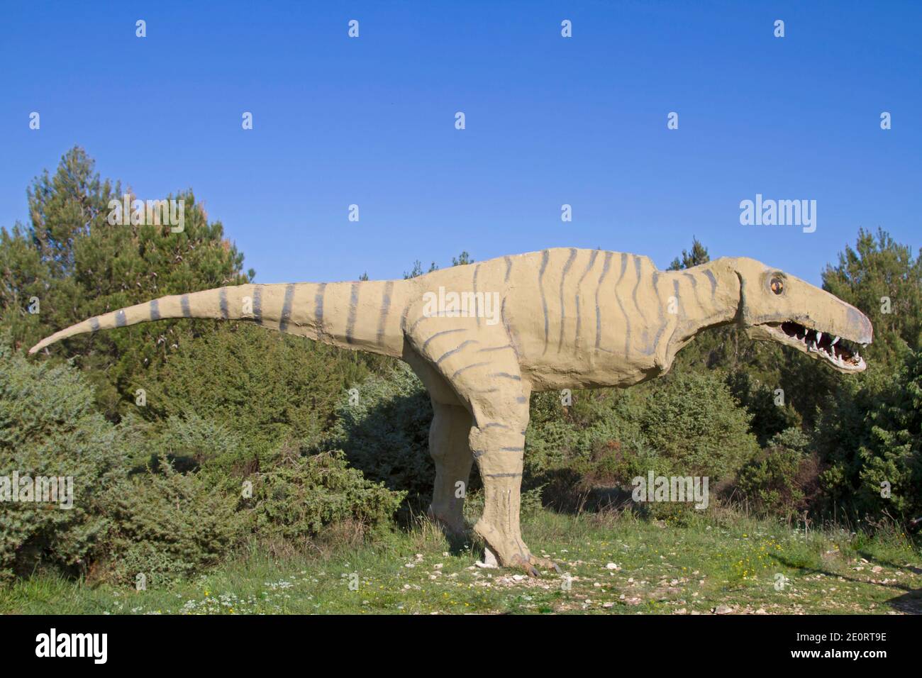 Encuentro sorprendente - copia de dinosaurio hecha de papel Mache  Fotografía de stock - Alamy