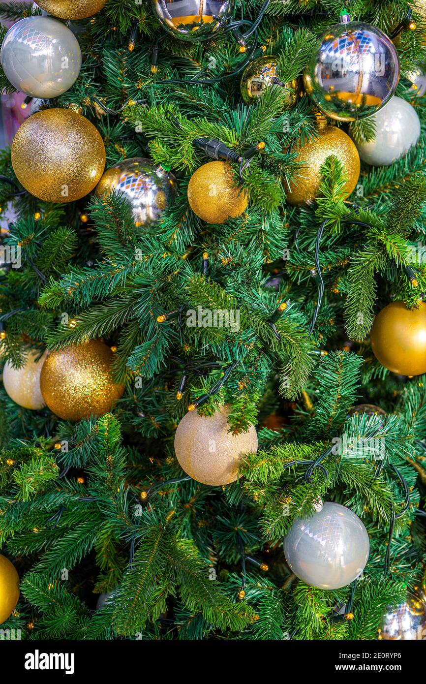 Color dorado y plateado de la bola de Navidad en las ramas del abeto, árbol  de Navidad decorado. Año Nuevo decoración fondo festivo con tono vintage y  enfoque selectivo. Foto de alta