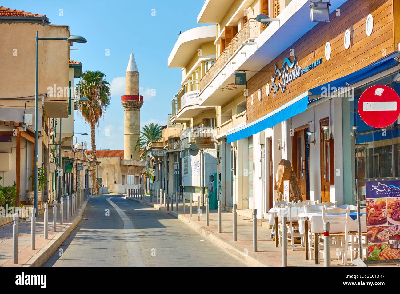 Limassol, Chipre - 23 de enero de 2019: Calle con minarete en su final en Limassol Foto de stock