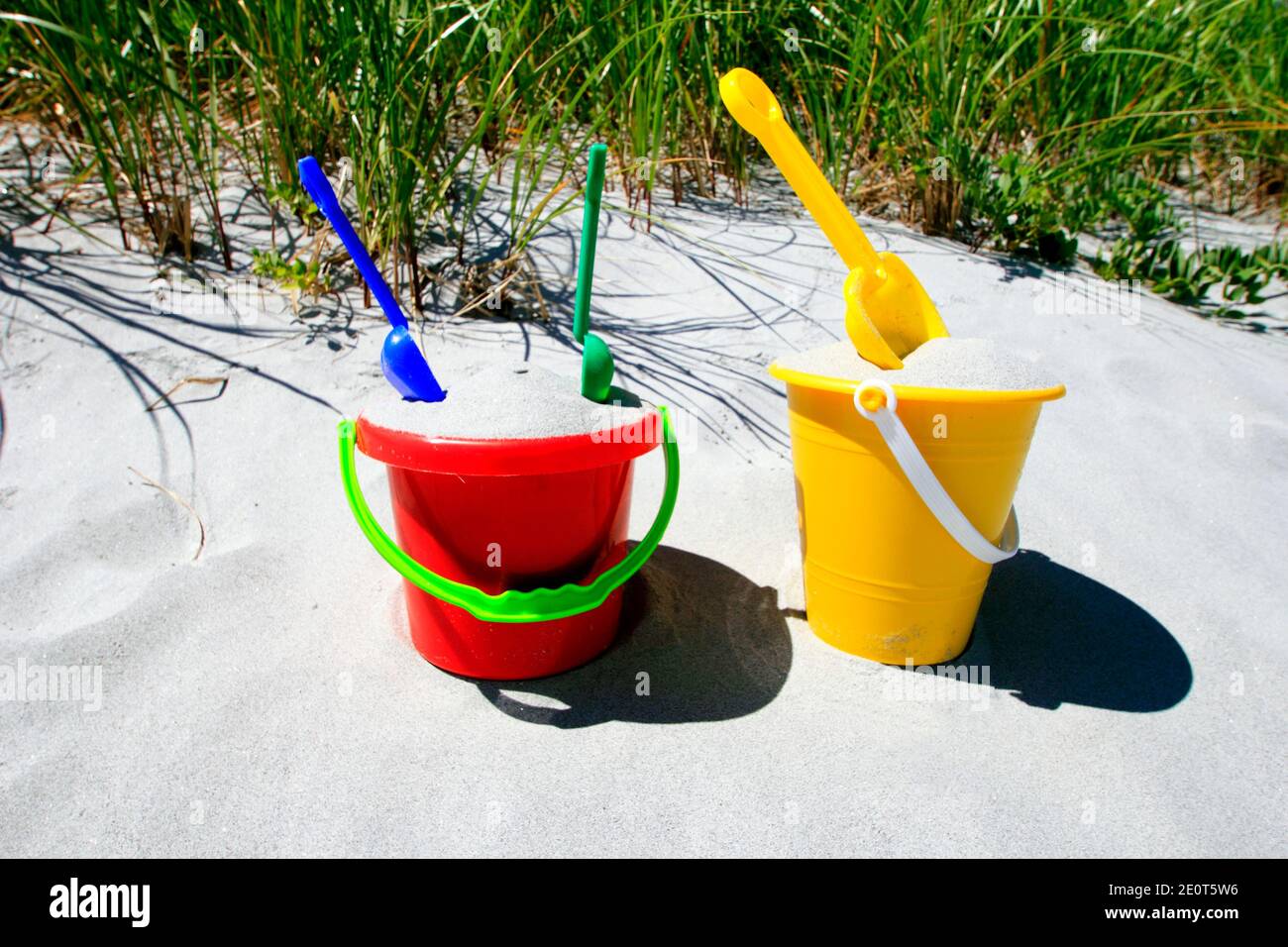 Dos cubos de arena la playa con palas fotografías e imágenes de alta resolución -