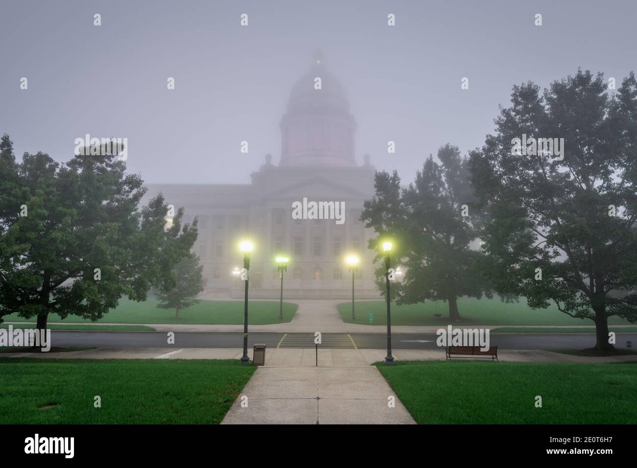 Frankfort, Kentucky, EE.UU. Con el Capitolio del Estado de Kentucky en una niebla. Foto de stock