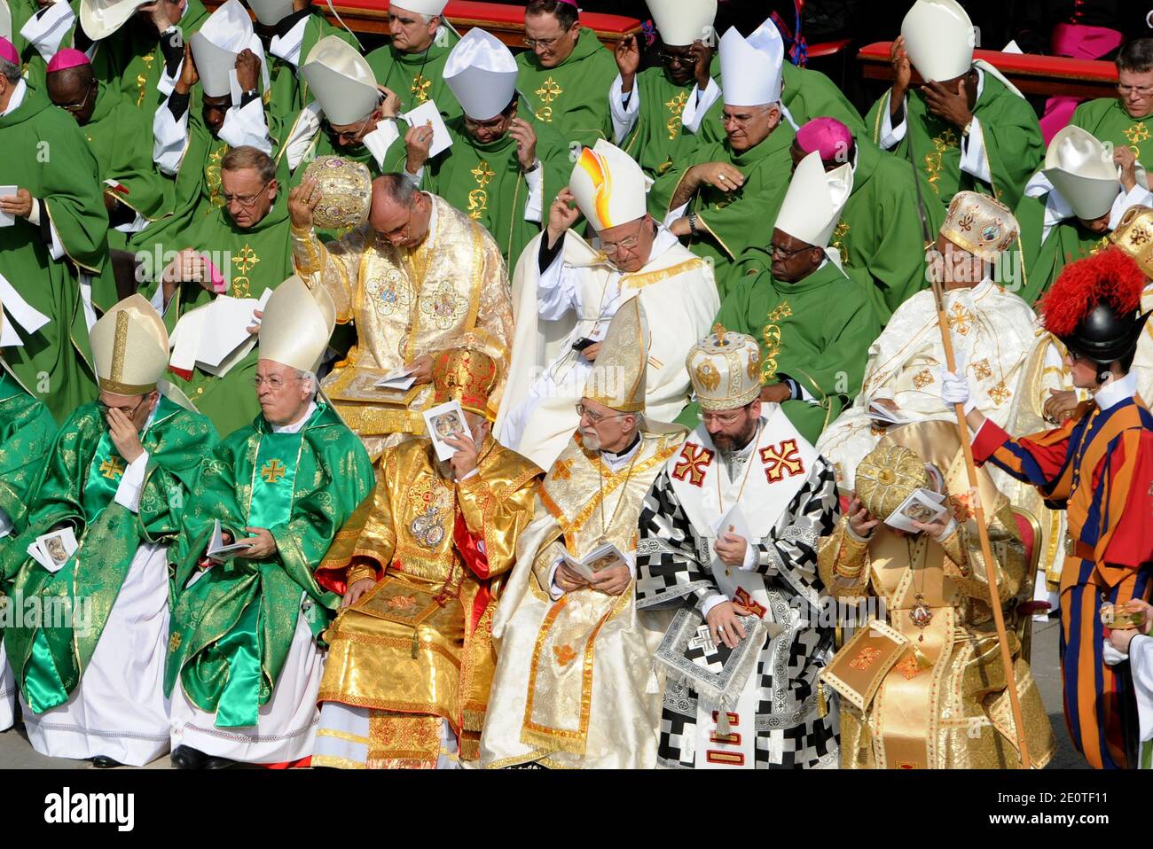 El Papa Benedicto XVI celebra una Misa en la Plaza de San Pedro en el  Vaticano el 11 de octubre de 2012, para conmemorar el 50 aniversario del  Concilio Vaticano II ,