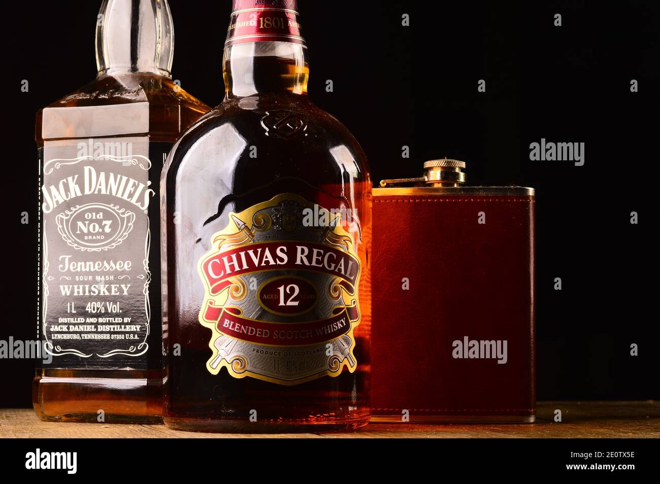 Chivas Regal y Jack Daniel's botellas de whisky en el tabla Foto de stock