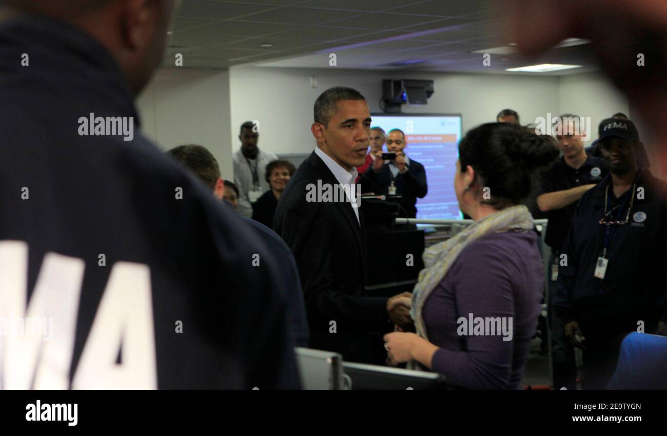 El presidente ESTADOUNIDENSE Barack Obama habla con los trabajadores en la sede de FEMA en Washington, DC, EE.UU., el 28 de octubre de 2012. Foto de Dennis Brack/ABACAPRESS.COM Foto de stock