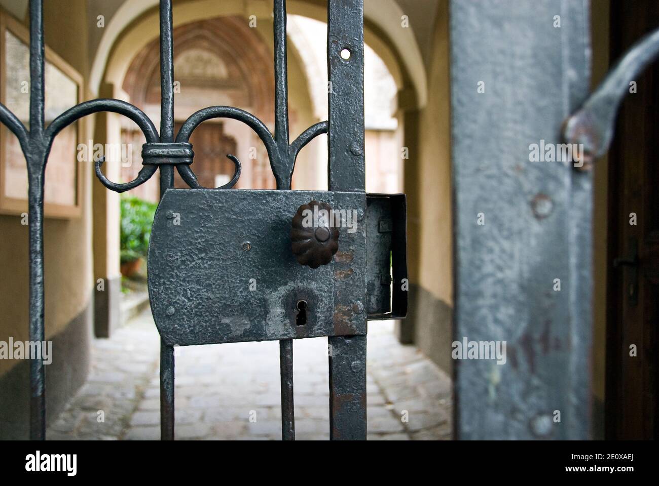 La puerta de hierro de la Abadía de Nonnberg, que aparece en la película  "el sonido de la música", Salzburgo, Austria Fotografía de stock - Alamy