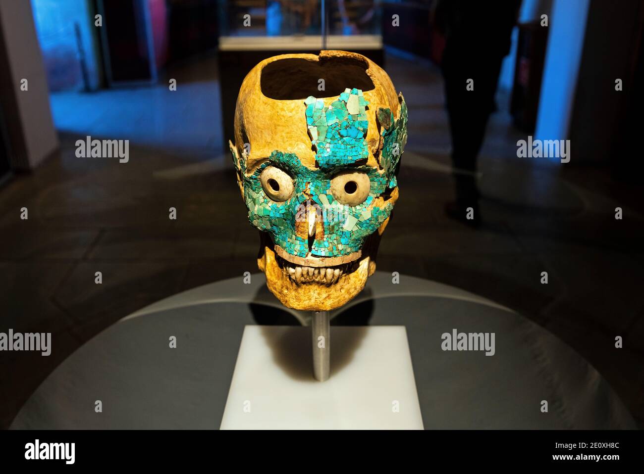 Cráneo con máscara de muerte incrustada de color turquesa de la civilización mixteca zapoteca encontrada en la tumba 7 en Monte Albán, Oaxaca, México. Foto de stock