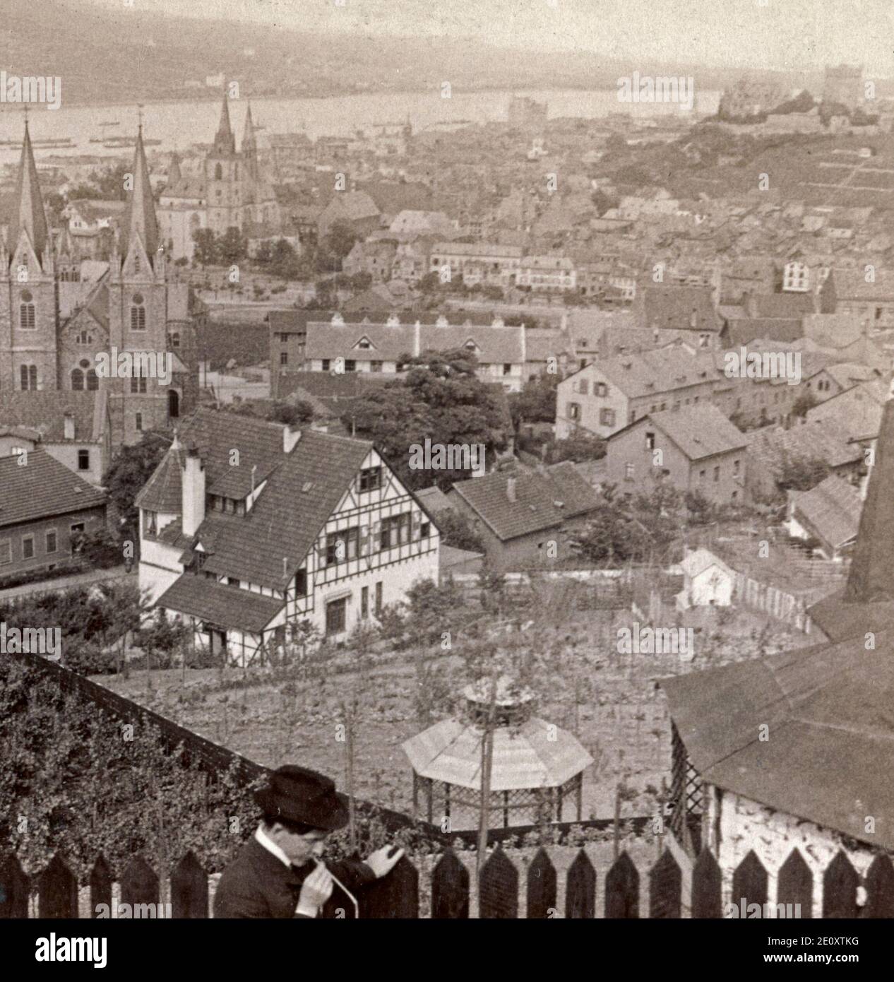Bingen en el Rin, S. E. pasando el Castillo de Klopp a Rudesheim, Alemania, alrededor de 1903 Foto de stock