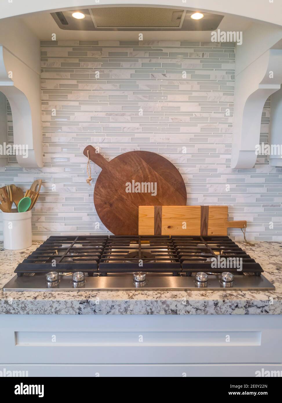 Cocina interior de la casa con parrilla de cocinar y tablas de cortar  contra azulejos backsplash Fotografía de stock - Alamy