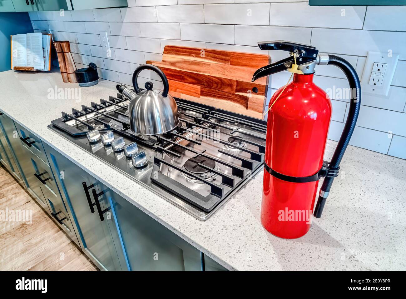 Fire extinguisher kitchen fotografías e imágenes de alta resolución - Alamy