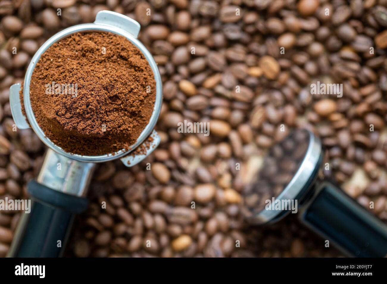 Expreso recién molido en un portafiltro, listo para ser hecho en una dosis caliente de espresso Foto de stock