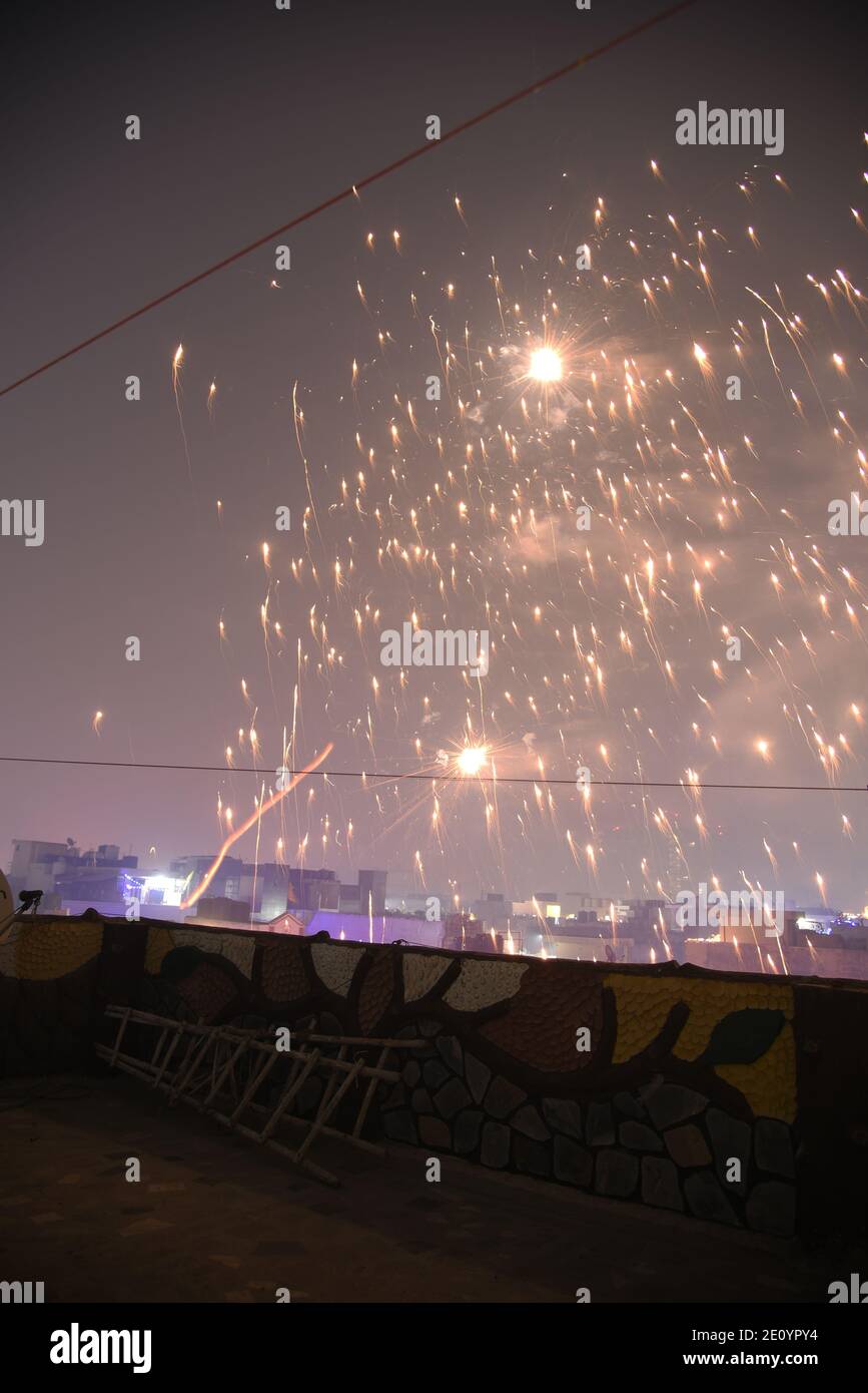Fuegos artificiales del cielo asombroso cielo volado durante la celebración religiosa India Diwali / Depawali en Nueva Delhi, India Foto de stock