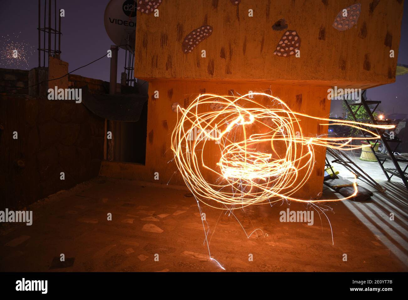 Fuegos artificiales del cielo asombroso cielo volado durante la celebración religiosa India Diwali / Depawali en Nueva Delhi, India Foto de stock
