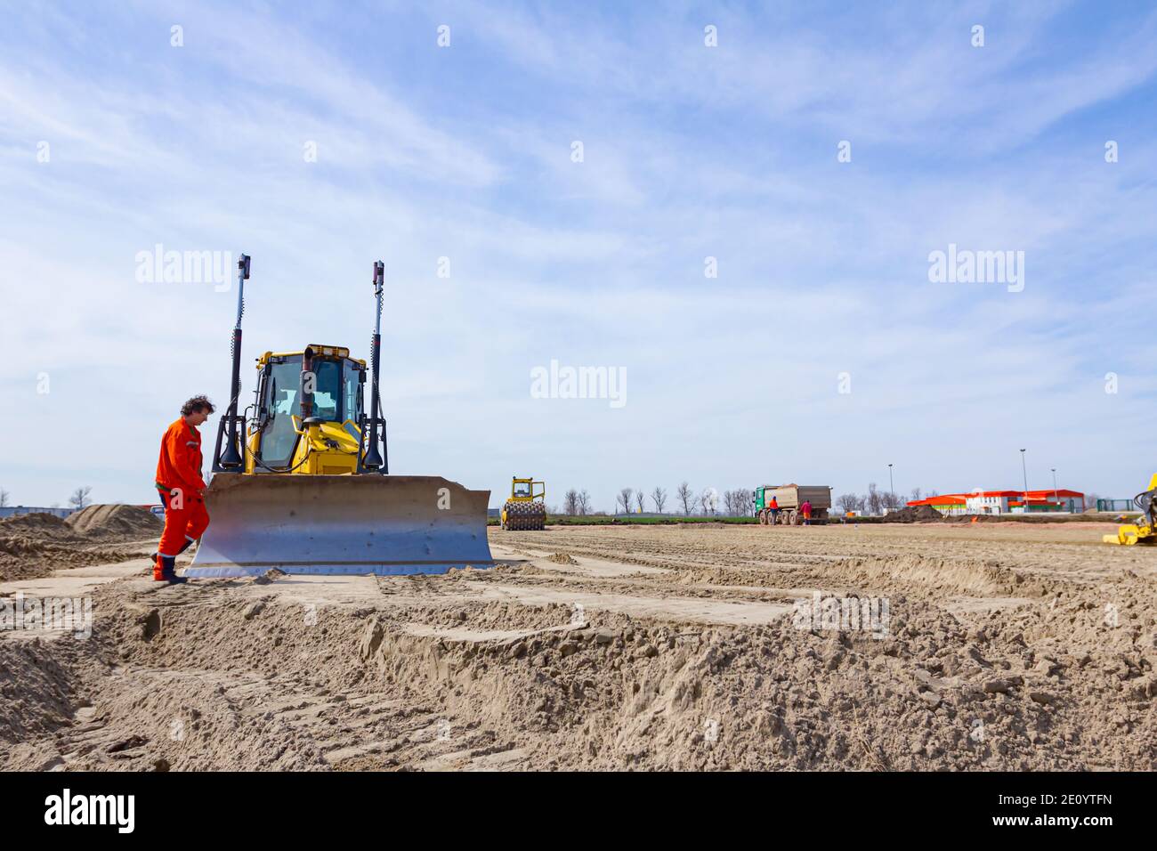 Zrenjanin, Vojvodina, Serbia - 30 de marzo de 2018: El trabajador de la construcción va a pie a su lugar de trabajo después de una pausa en el lugar de la construcción. Foto de stock