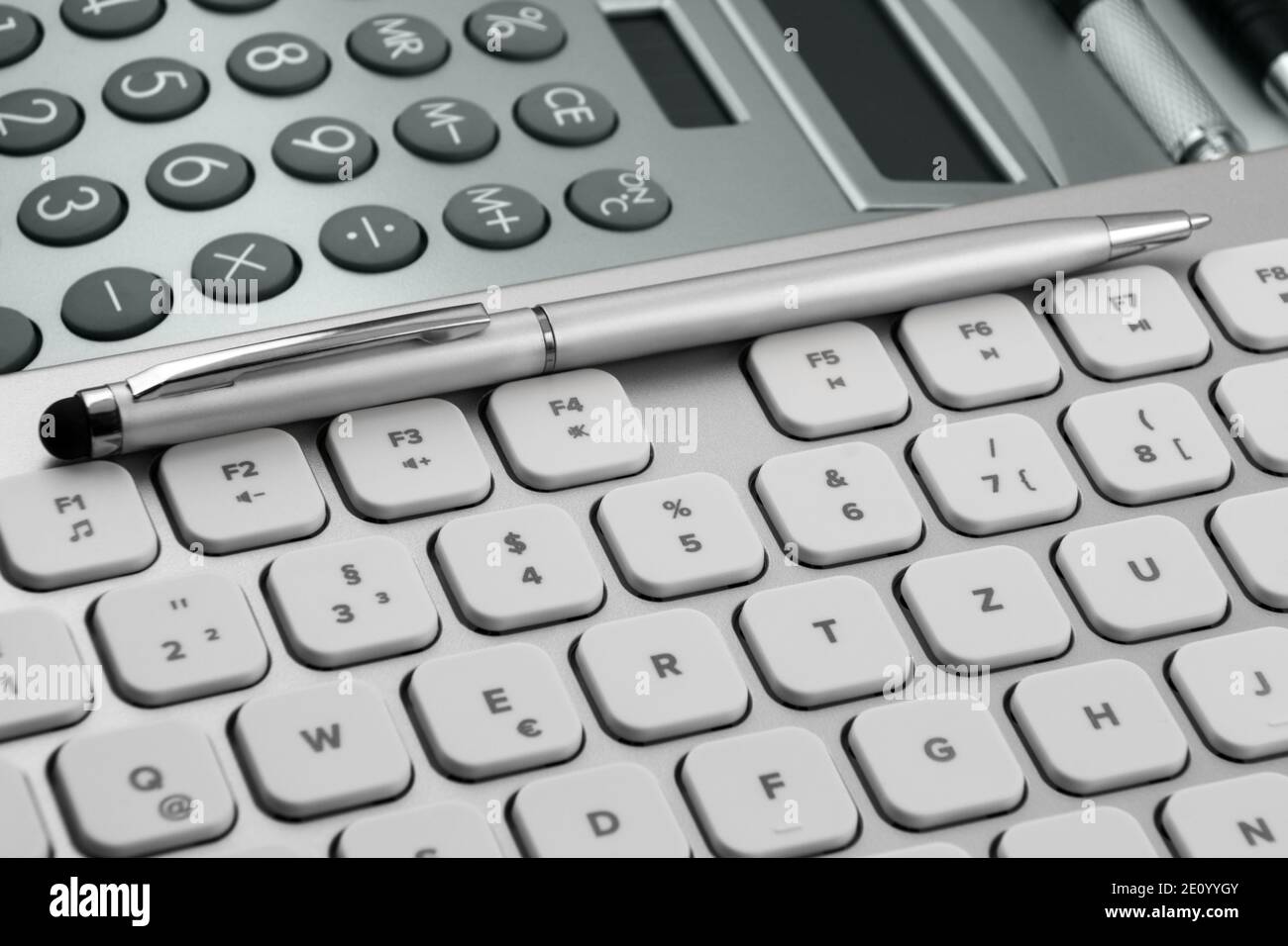Oficina con teclado de PC y calculadora de cerca Foto de stock