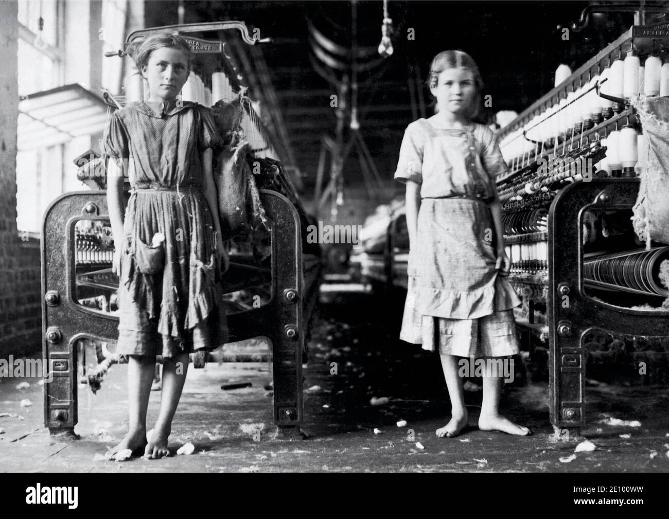 Fotografía de Lewis Hine Vintage titulada Spinners in a Cotton Mill de 1911, destacando la edad joven de muchos trabajadores de molinos estadounidenses. Foto de stock