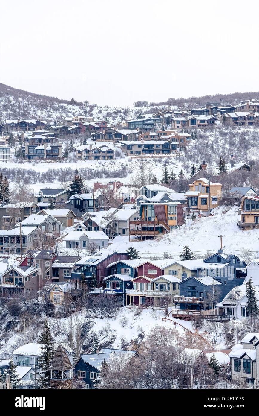 Paisaje residencial con casas de lujo contra manta blanca de nieve en  invierno Fotografía de stock - Alamy