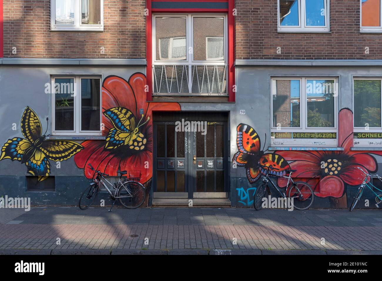 Mariposas de colores como graffiti en un edificio residencial, Münster, Renania del Norte-Westfalia, Alemania, Europa Foto de stock