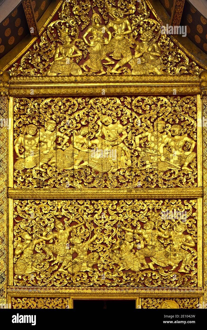 Representaciones doradas de la versión lao del Ramayana, Lao Pha Lak Pha Lam, Casa del Chariot Funeral Real, Templo Wat Xieng Thong, Luang Prabang Foto de stock