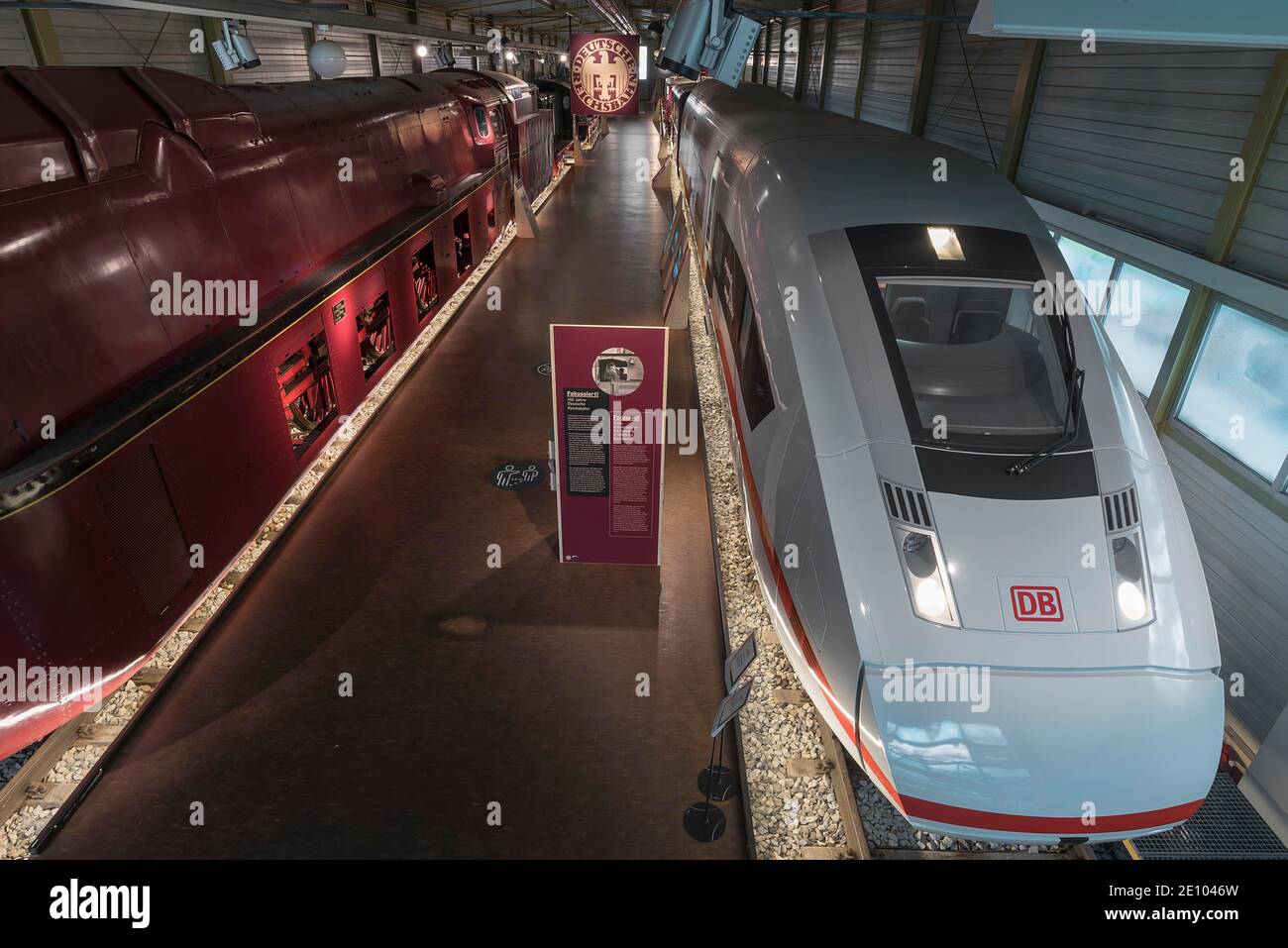 Locomotora de vapor 05001 Deutsche Reichsbahn y ICE del Deutsche Bahn, DB  Museum, Nuremberg, Franconia media, Baviera, Alemania, Europa Fotografía de  stock - Alamy