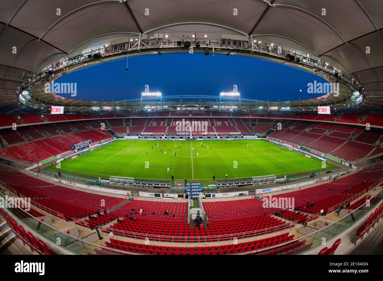 VfB Stuttgart contra el FC Bayern Munich, juego fantasma, vista general del estadio en la hora azul, Mercedes-Benz Arena, Stuttgart, Baden-Württemberg, Alemania, EUR Foto de stock