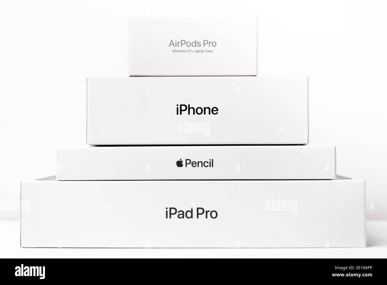 AirPods Pro, iPhone, lápiz de Apple, iPad Pro cajas aisladas sobre el fondo  blanco, diciembre de 2020, San Francisco, EE.UU Fotografía de stock - Alamy