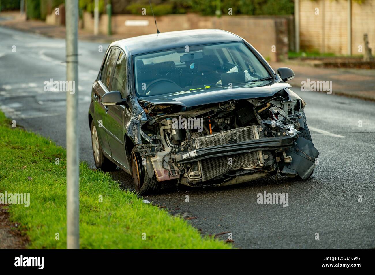 Destrozó el coche abandonado en una carretera en Shoreham by Sea, West Sussex, Reino Unido. Foto de stock