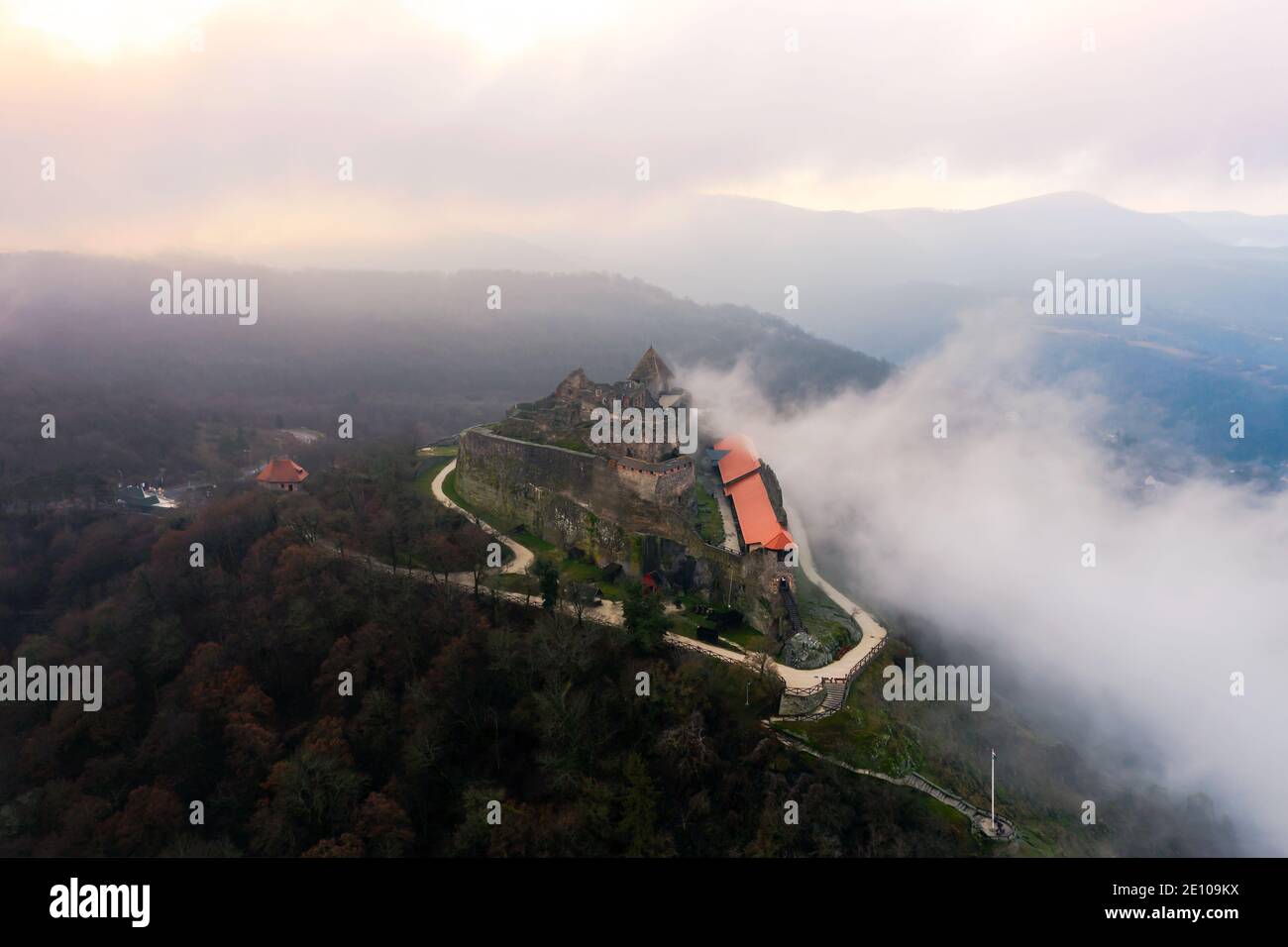 Ruinas del castillo de la ciudadela de Visegrad en la curva del Danubio Hungría. Fantástico paisaje aéreo en mal tiempo. Un amanecer turbio y turbio Foto de stock