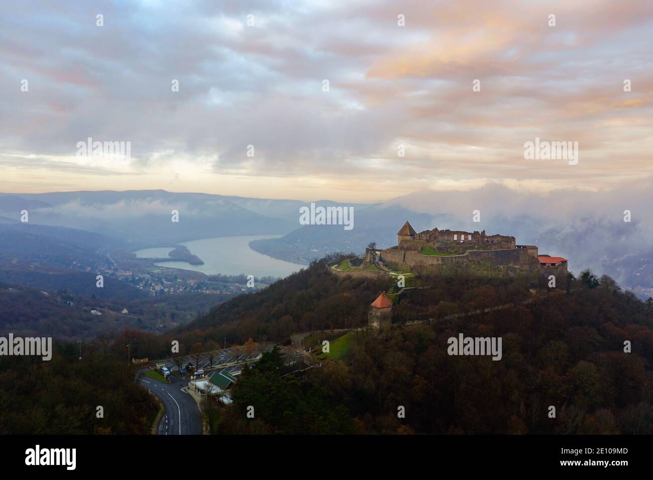 Ruinas del castillo de la ciudadela de Visegrad en la curva del Danubio Hungría. Fantástico paisaje aéreo en mal tiempo. Un amanecer turbio y turbio Foto de stock