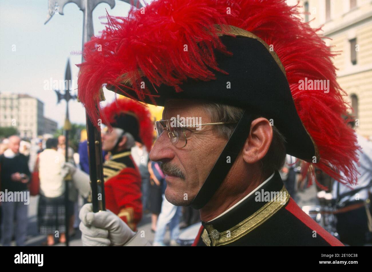 El 5 de octubre de 1997 se reubica en Trieste, ciudad italiana, pero durante mucho tiempo bajo el Imperio Austro-Húngaro, el monumento, retirado en 1921, a la princesa Isabel de Austria 'sissi', esposa del emperador Franz Joseph. Para la ocasión se reúne un gran número de nostálgicos y fans del Imperio, con uniformes y ropa vintage. Foto de stock