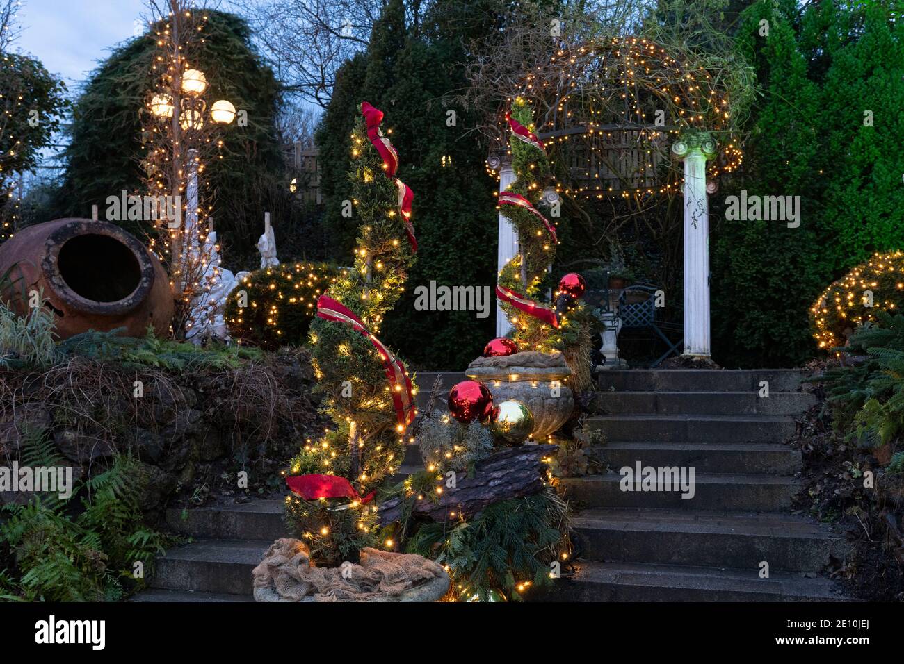 Luces y decoraciones navideñas en Kittenberger Erlebnisgärten, un popular destino turístico en Austria durante el Adviento de diciembre Foto de stock