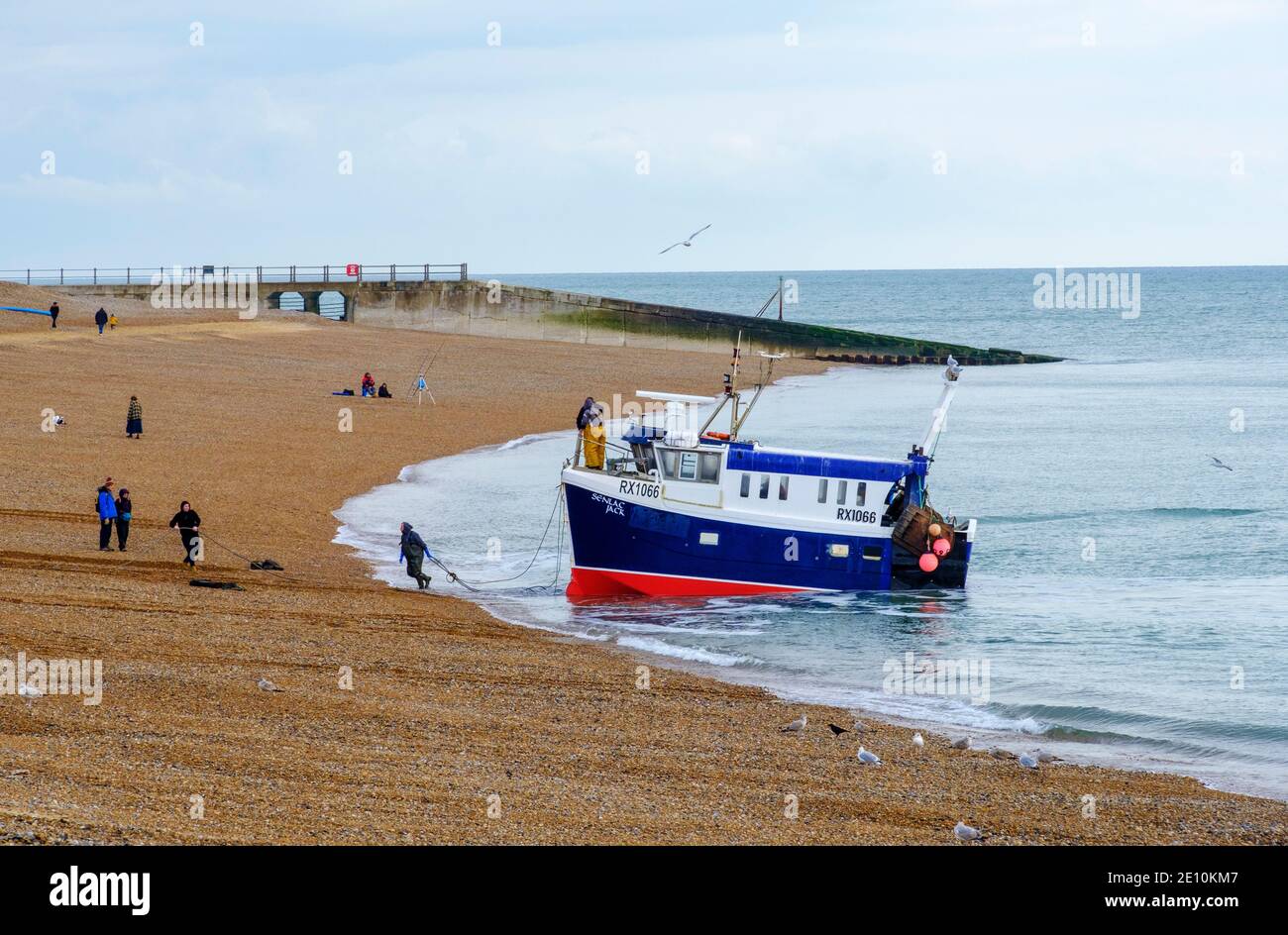 Barco de pesca Hastings, RX1066 'Senlac Jack', aterrizando en la playa Old Town Stade, East Sussex, Reino Unido, Gran Bretaña, GB. Pesca Canal Inglés Foto de stock