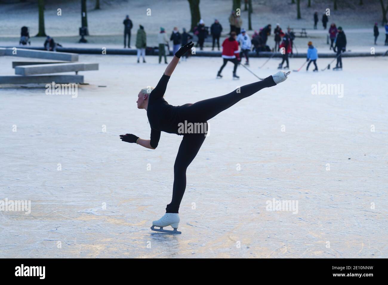 Mujeres patinadoras fotografías e imágenes de alta resolución - Página 7 -  Alamy