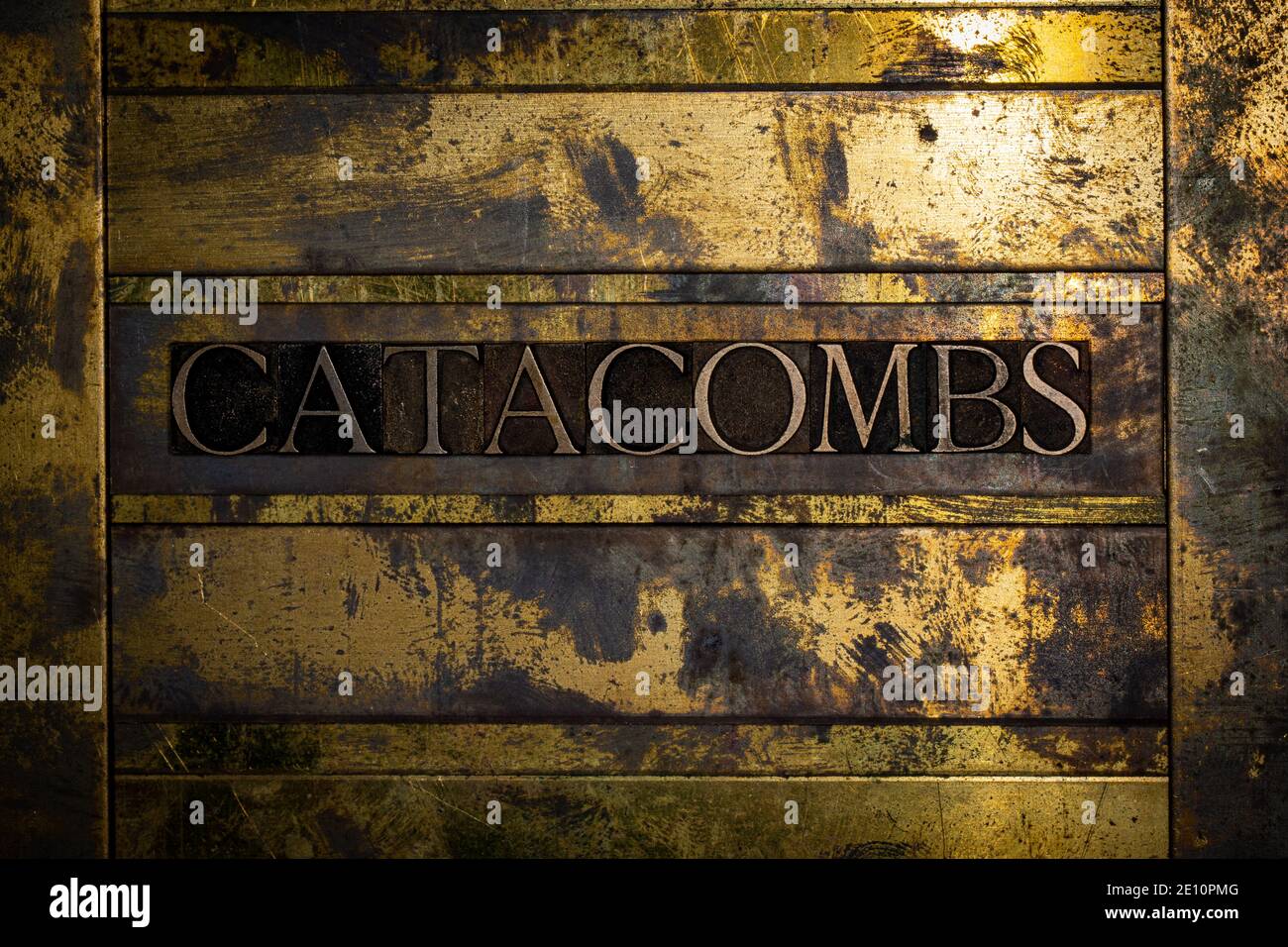Texto de las catacumbas sobre cobre y oro de la grunge de bronce con textura vintage antecedentes Foto de stock