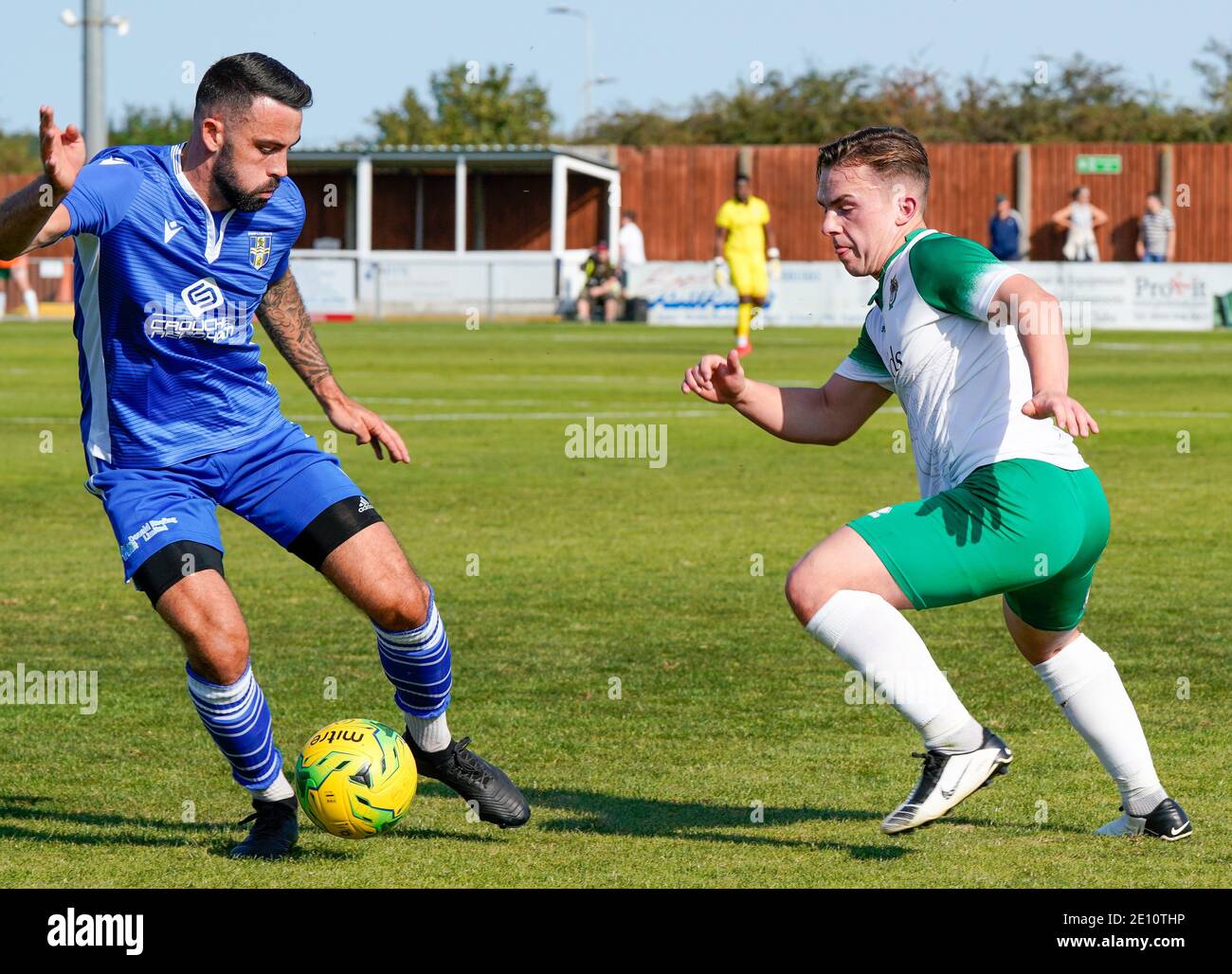 Dos jugadores participan en la acción de la Liga Isthmiana (Sur) de fútbol con Bognor Regis Town FC versus Bishop Stortford FC. 19 de septiembre de 2020 Foto de stock