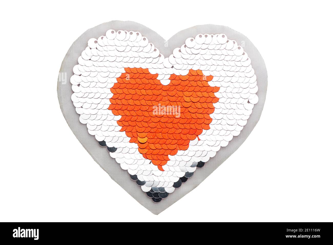 Parche de lentejuelas del corazón aislado sobre fondo blanco Fotografía de  stock - Alamy