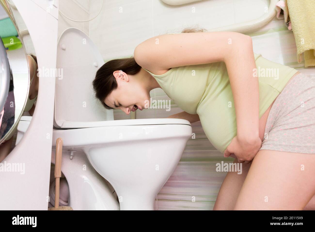 девочка в туалете. дети в туалете. сидение для унитаза babybjorn. девушка горшка. женщина на горшке.