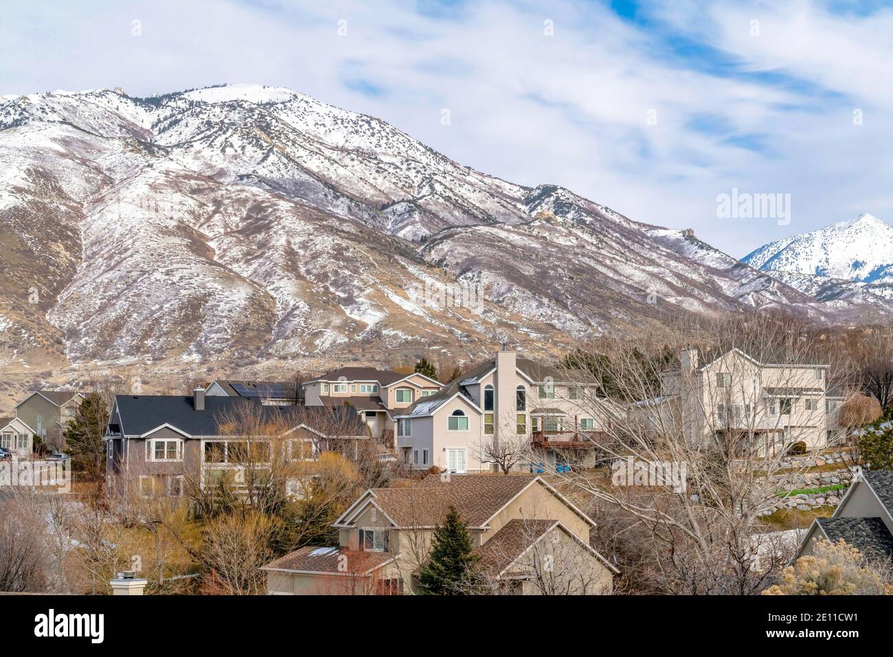 Montaña nevada y casas en un paisaje de barrio del Valle de Utah en invierno Foto de stock