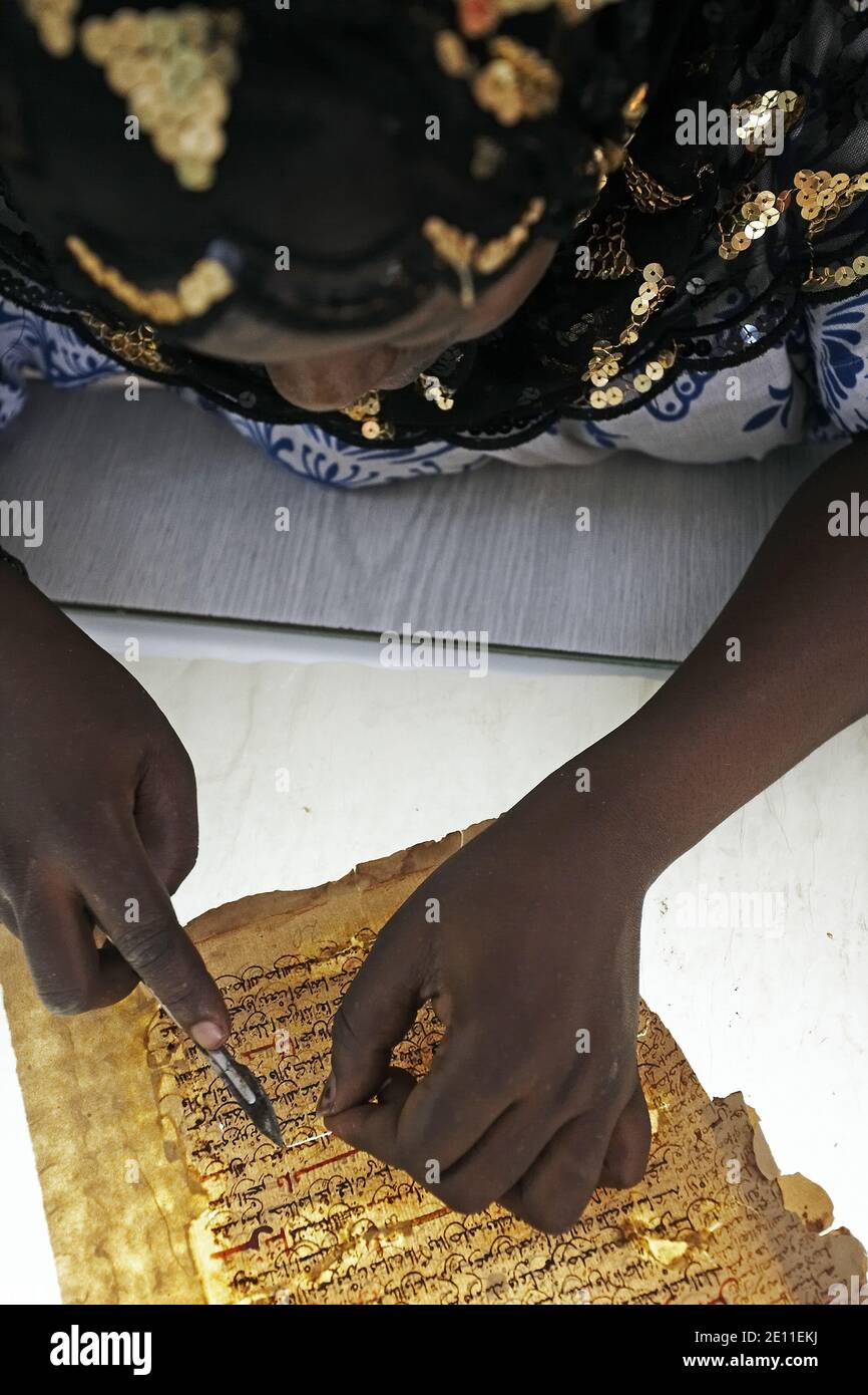 Especialistas en conservación que trabajan en la restauración de manuscritos en la biblioteca privada Mamma Haidara en Tombuctú, Mali, África Occidental. Foto de stock